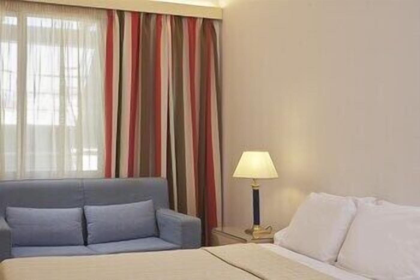 Cofres nos quartos, escrivaninha, cortinas blackout