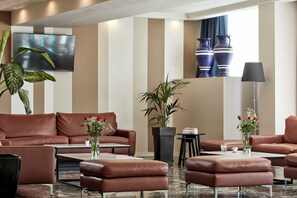 2 Bars/Lounges