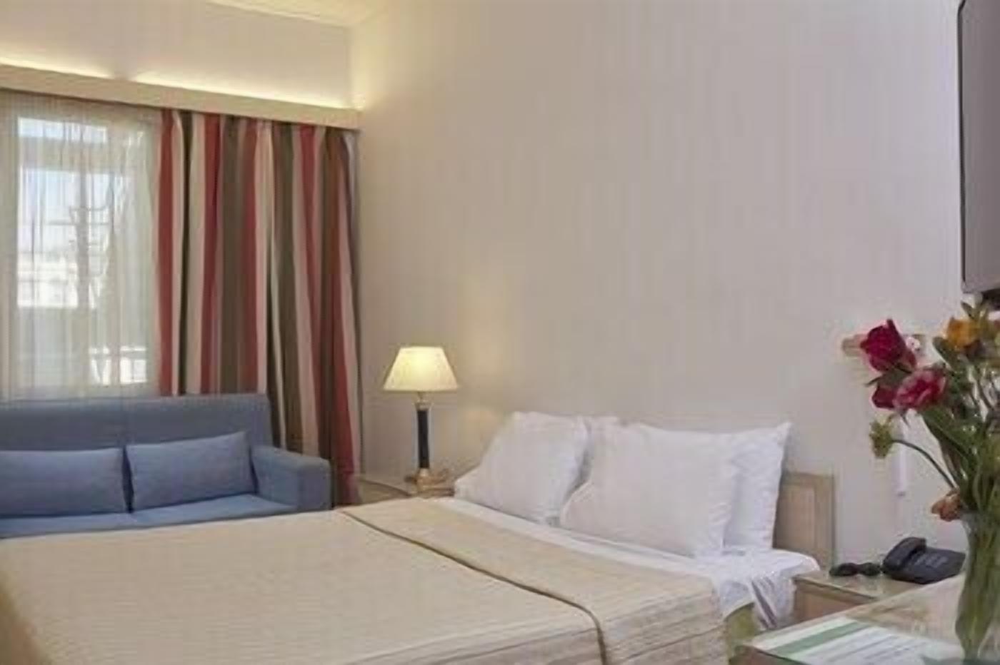 Cofres nos quartos, escrivaninha, cortinas blackout