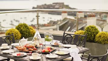 Egyptian cotton sheets, premium bedding, in-room safe