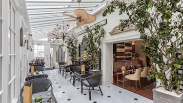 Bar en bord de piscine