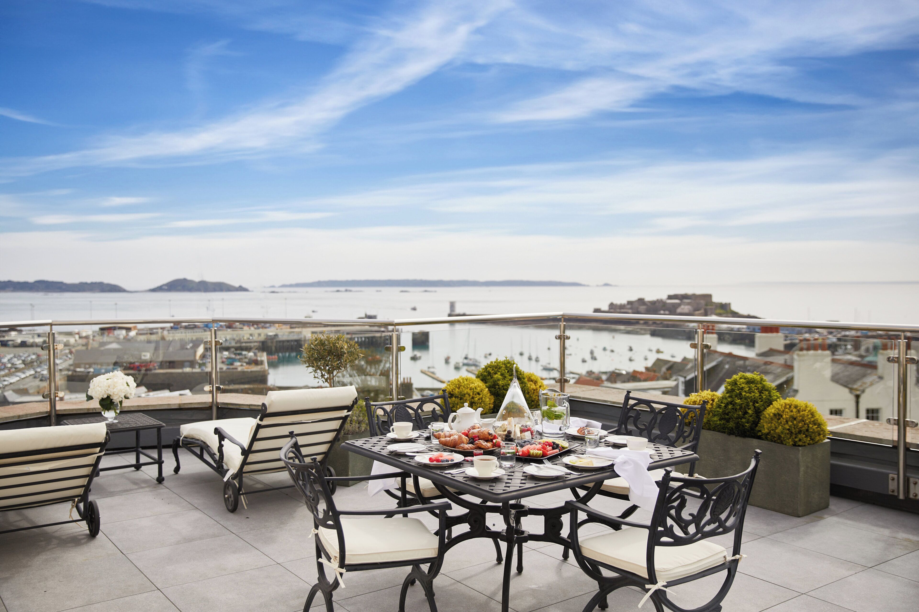 egyptian cotton sheets, premium bedding, in-room safe