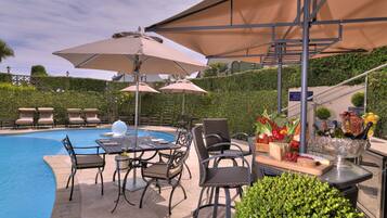 Kolam renang terbuka bermusim, payung kolam, kerusi lepak pantai