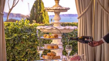 2 restaurants, breakfast served