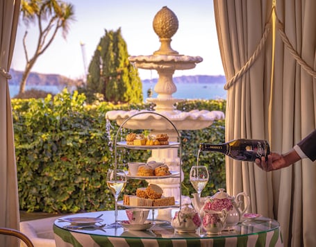2 restaurantes, se sirve desayuno . The Old Government House Hotel & Spa
