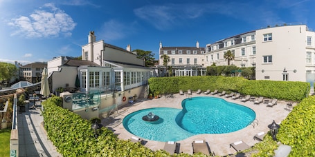 Una piscina al aire libre de temporada, sombrillas. The Old Government House Hotel & Spa