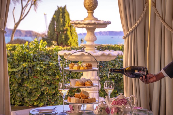 2 restaurants, breakfast served