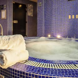 Vasca idromassaggio, trattamenti per il corpo, aromaterapia, scrub corpo