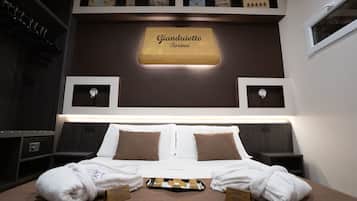 Habitación doble superior | Ropa de cama de alta calidad, edredón y minibar