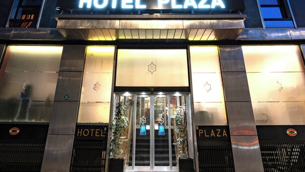 A multi-story hotel with a prominent "HOTEL PLAZA" sign, large windows, and a modern architectural design. - Hotel Plaza Torino (Turin)
