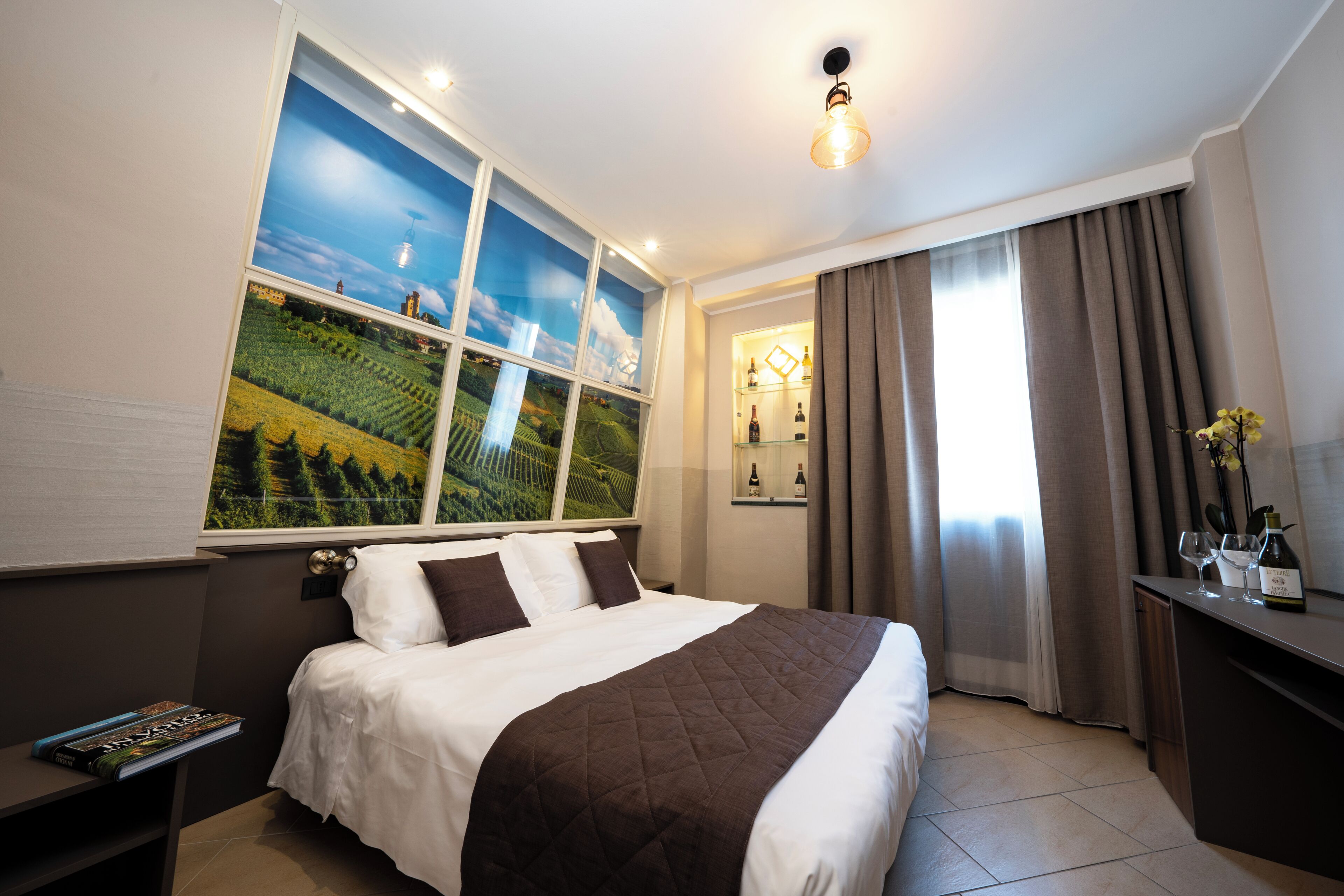 Habitación doble superior (Sogno Langhe) | Ropa de cama de alta calidad, edredones de plumas, minibar y caja fuerte