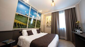 Habitación doble superior (Sogno Langhe) | Ropa de cama de alta calidad, edredones de plumas, minibar y caja fuerte