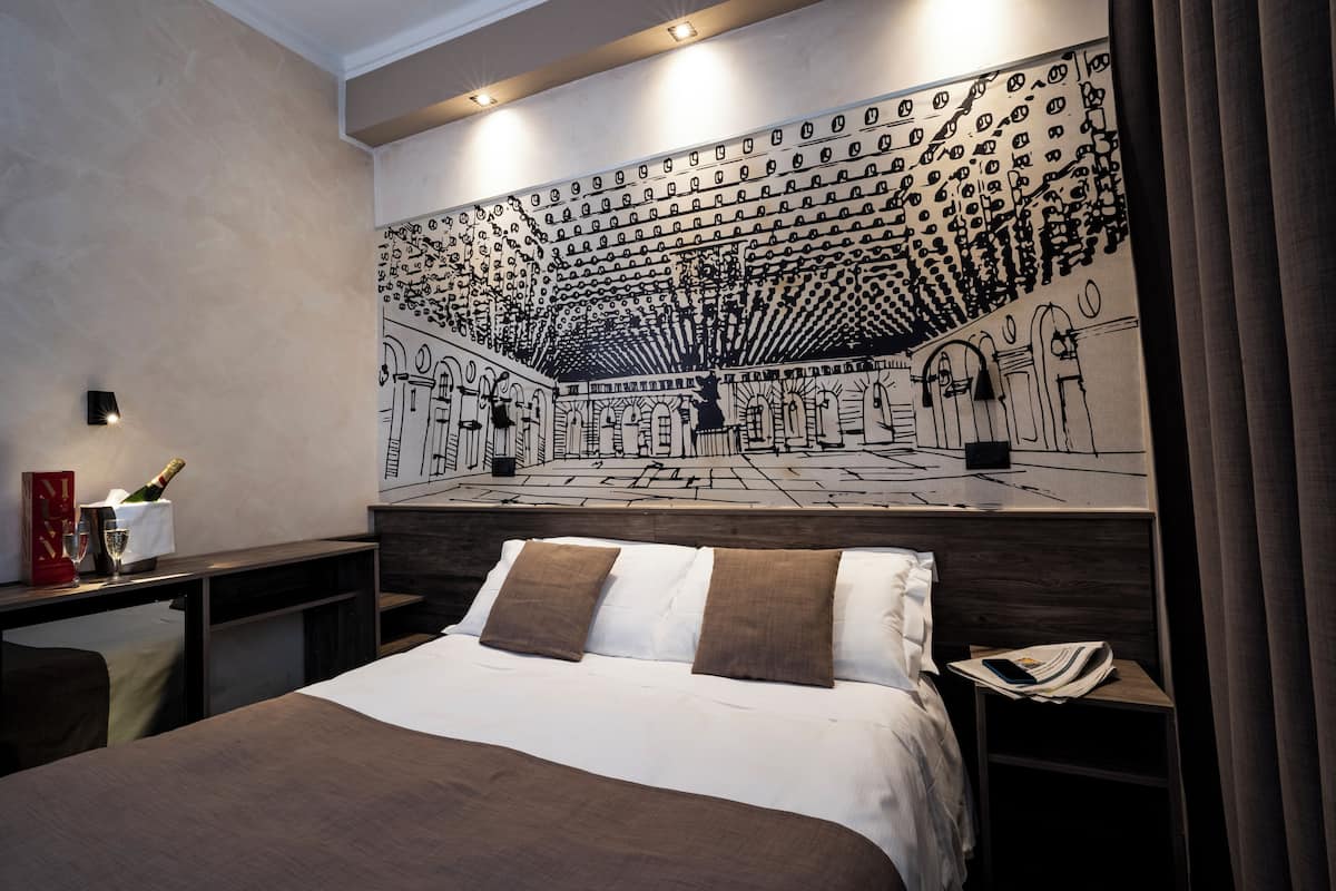 高级双人房或双床房 | 高档床上用品、羽绒被、迷你吧、客房内保险箱