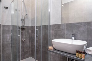 Superior kamer, 1 twee- of 2 eenpersoonsbedden | Badkamer | Een diep bad, een regendouche, gratis toiletartikelen, een haardroger