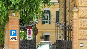 Parking sans voiturier (15 EUR par jour)