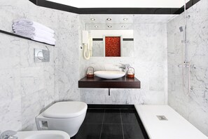 Combined shower/tub, free toiletries, hair dryer, towels - Hotel Arcangelo (Rome)