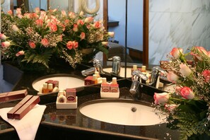 Ensemble baignoire-douche, articles de toilette (gratuits)