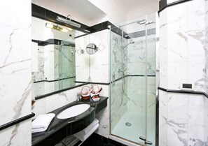 Combined shower/bathtub, free toiletries, hair dryer, towels - Hotel Arcangelo (Rome)