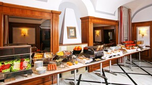 Een buffet met diverse gerechten en een marmeren vloer.