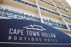 Letrero del hotel boutique Cape Town Hollow, con un gráfico de montaña.