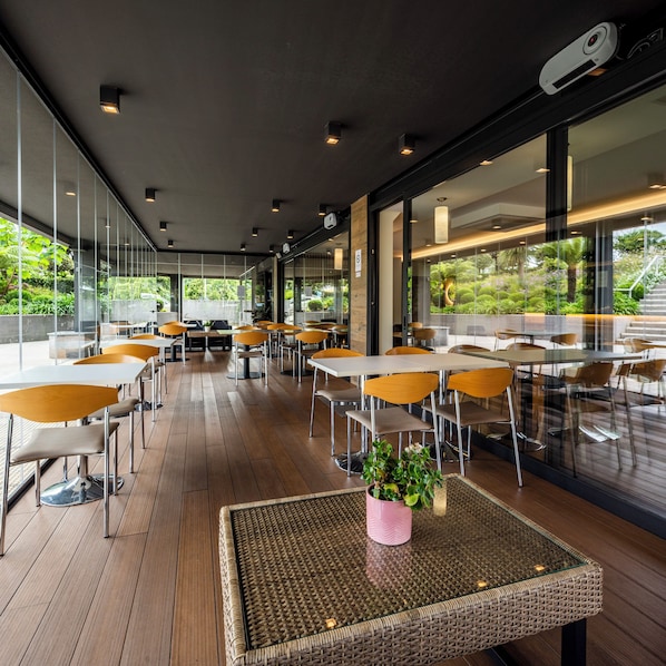 Petit déjeuner buffet (14 EUR par personne)