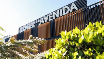 Un cartel de hotel con el nombre 'HOTEL AVENIDA' en letras grandes.