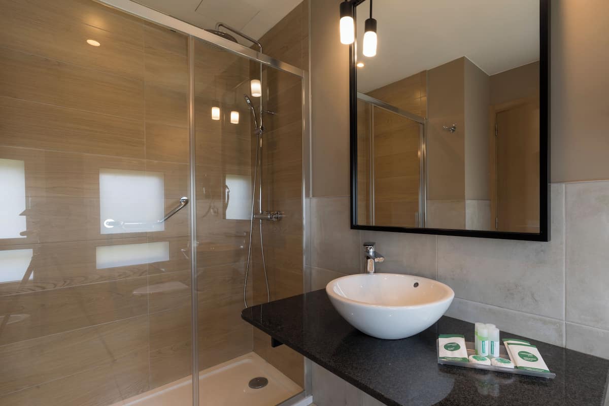 single room | bathroom | free toiletries, hair dryer, bidet, towels