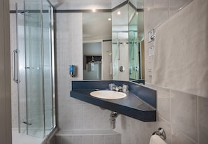 Regadera, amenidades de baño gratuitas, secadora de cabello, toallas