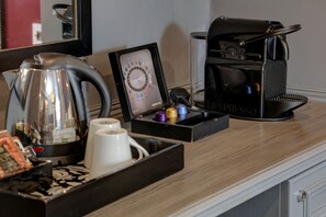 Suite, 1 très grand lit, non-fumeurs, coin cuisine | Cuisine privée | Bouilloire électrique