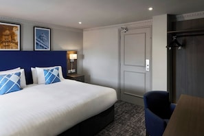 Standard Room, 1 Queen Bed | Hypo-allergenic bedding available, desk, laptop workspace - Four Points Flex by Sheraton Nottingham (Nottingham)