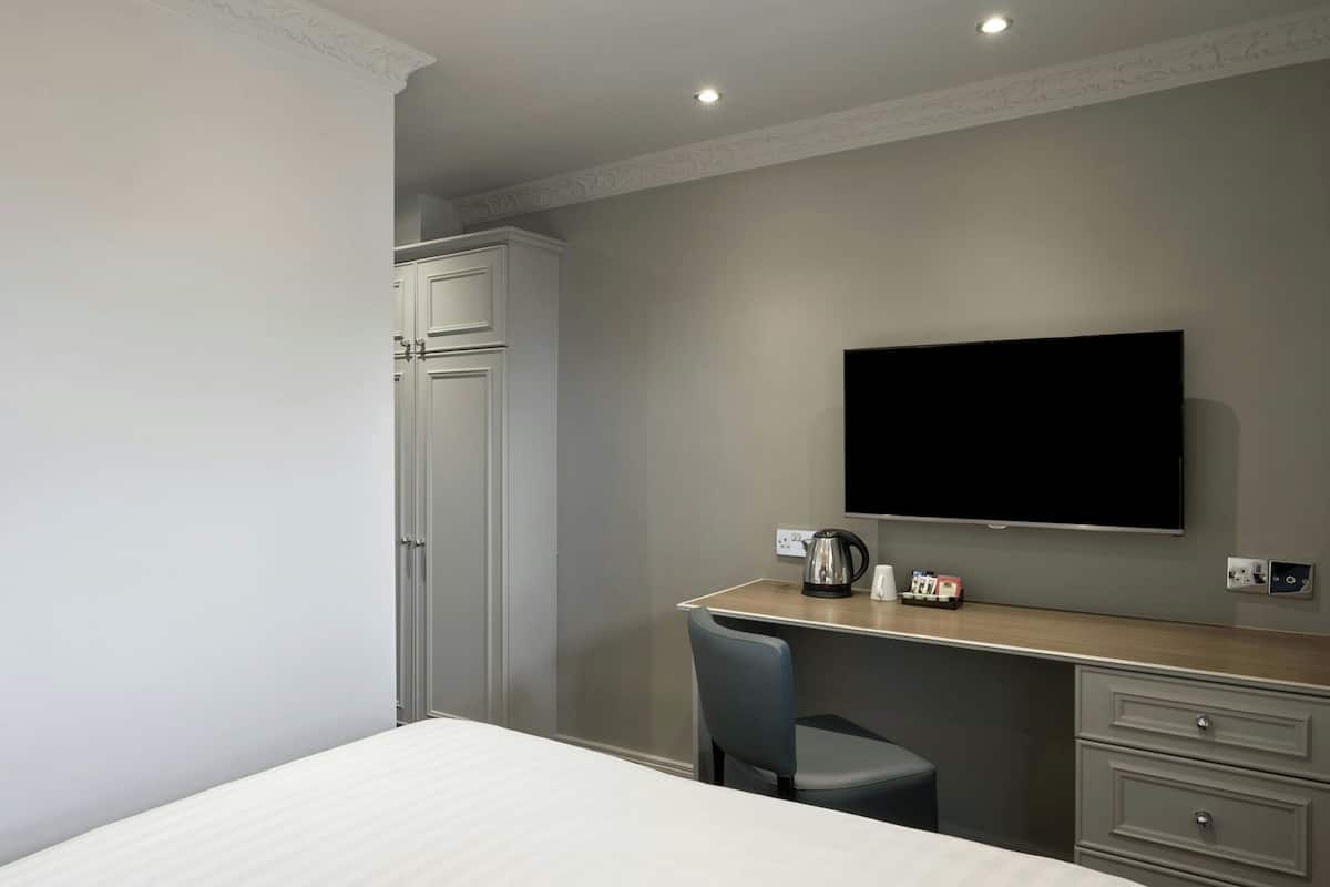 Room, 1 Double Bed | Hypo-allergenic bedding available, desk, laptop workspace