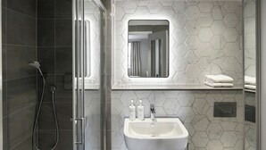 Værelse - 1 kingsize-seng med sovesofa | Badeværelse | Kombination af bruser/badekar, gratis toiletartikler, hårtørrer