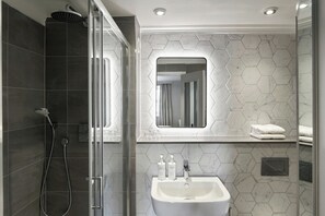 Combined shower/bathtub, free toiletries, hair dryer, towels - Four Points Flex by Sheraton Nottingham (Nottingham)