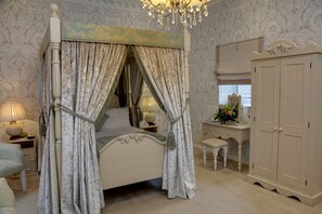 Suite, 1 kingsize bed, niet-roken (Four Poster Bed) | Hypoallergeen beddengoed, een bureau, een laptopwerkplek