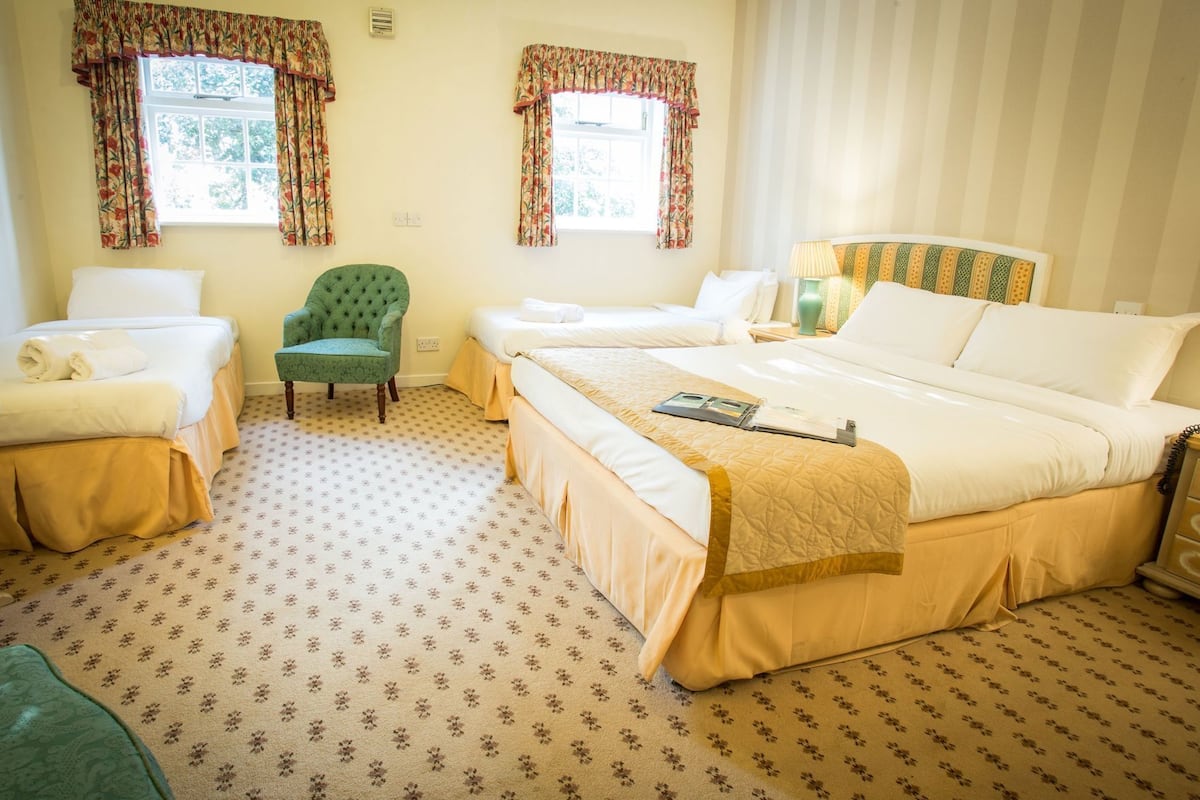 Yksilöllisesti sisustettu, yksilöllisesti kalustettu, työpöytä