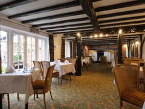 供應早餐、午餐和晚餐，英國料理，露天餐廳