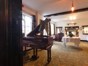 2 bars/lounges