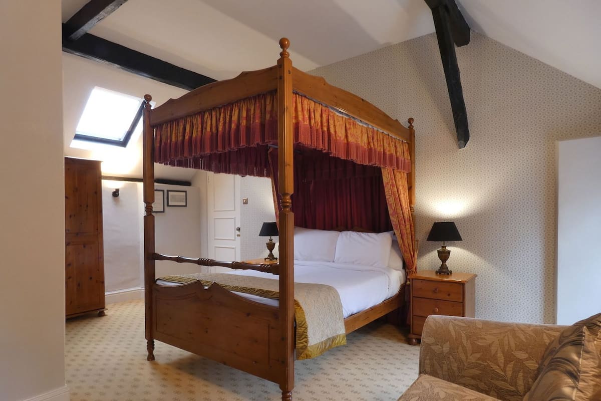 Yksilöllisesti sisustettu, yksilöllisesti kalustettu, työpöytä