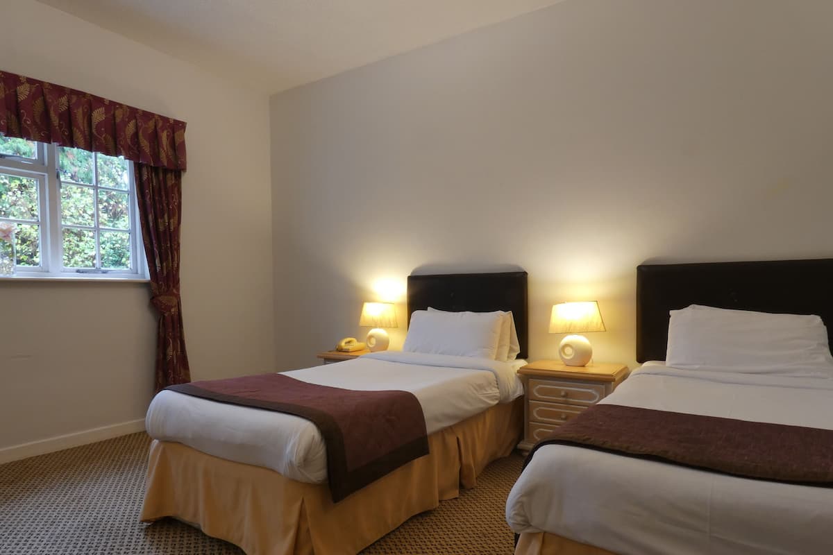 Yksilöllisesti sisustettu, yksilöllisesti kalustettu, työpöytä