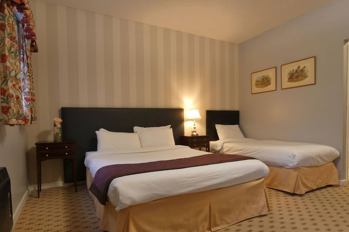 Yksilöllisesti sisustettu, yksilöllisesti kalustettu, työpöytä