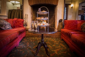 Breakfast, lunch, dinner served; British cuisine, alfresco dining