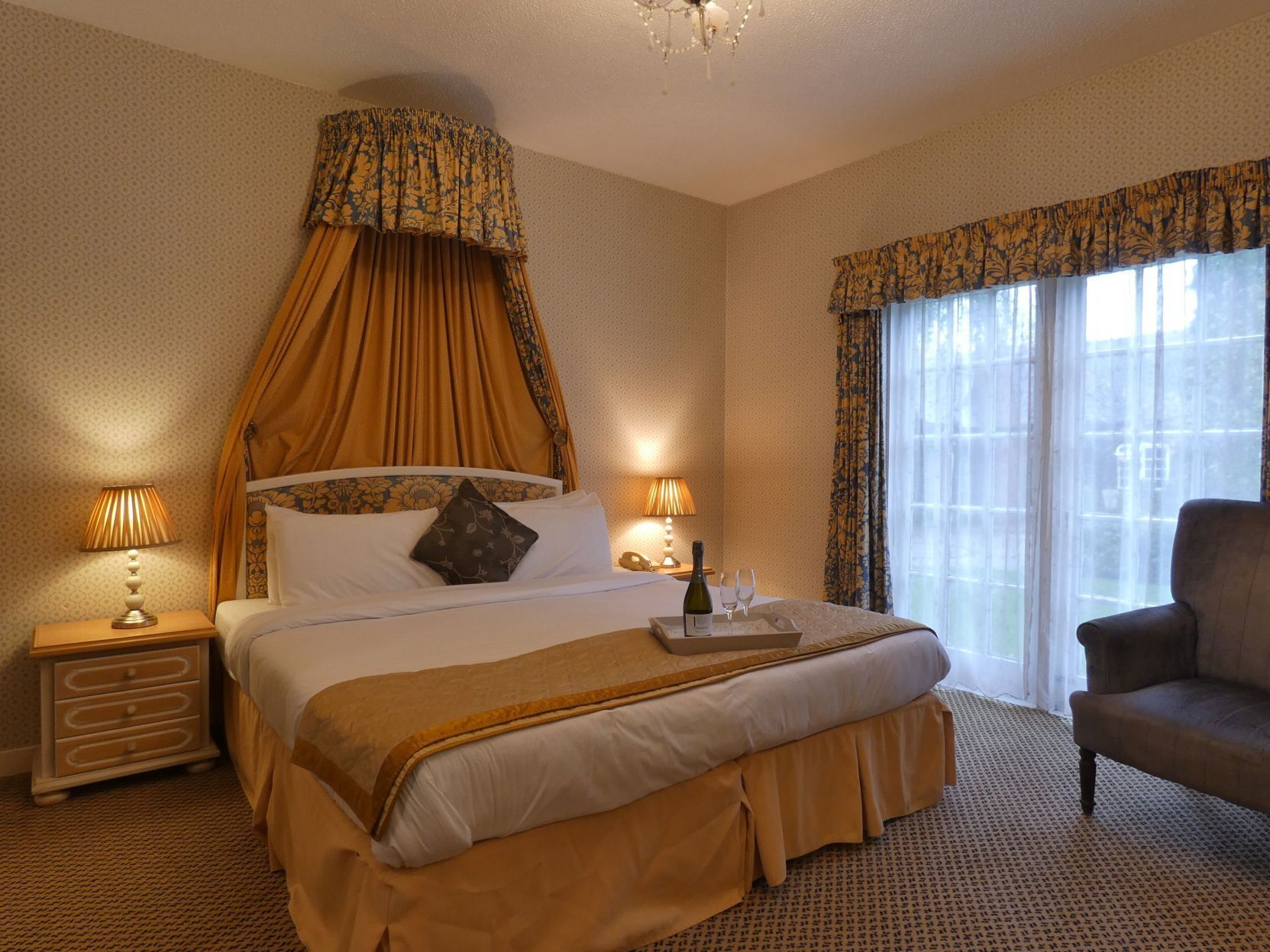 Individually decorated, individually furnished, desk, soundproofing