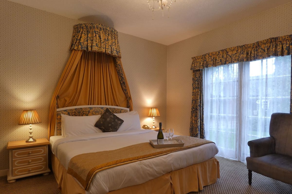 Yksilöllisesti sisustettu, yksilöllisesti kalustettu, työpöytä