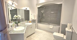 Deluxe Four Poster with Sofa | Bathroom | Combined shower/tub, deep soaking tub, free toiletries, hair dryer
