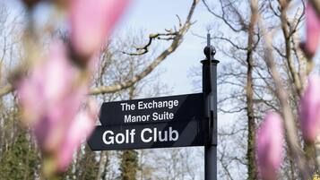 Un panneau indiquant l’entrée du club de golf « The Exchange Manor Suite ».