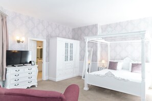 Manor House Four Poster Room | Skrivbord, strykjärn/strykbräda, gratis wi-fi och sängkläder