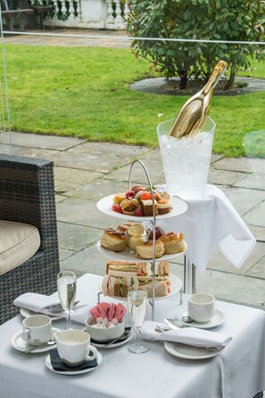 Serveert ontbijt, lunch, diner, Britse gerechten 