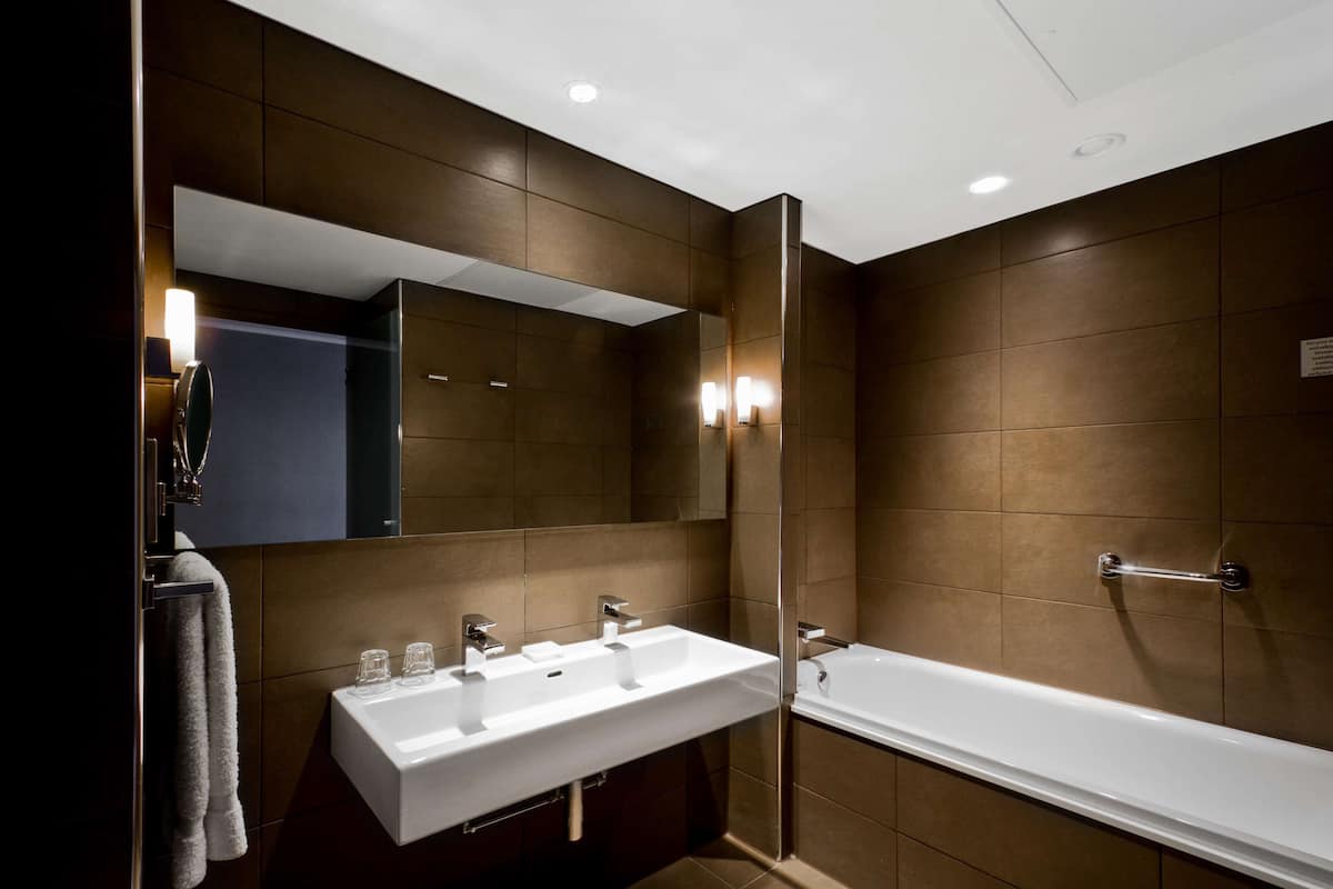 family room | bathroom | combined shower/bathtub, designer toiletries, hair dryer, towels