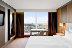 Hypo-allergenic bedding, in-room safe, desk, laptop workspace