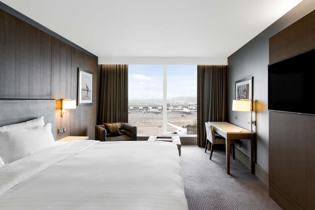 Executive Room (Lounge Access) | Hypo-allergenic bedding, in-room safe, desk, laptop workspace